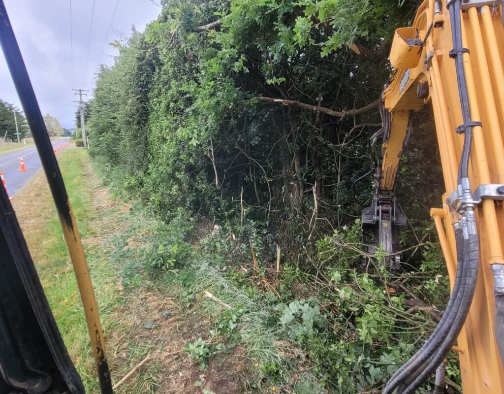 From removing vegetation and overgrown hedges through to clearing trees and built-up material, our team has extensive experience working around waterways and drainage networks.